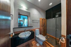 Kew Drive (D16), Terrace #557120271